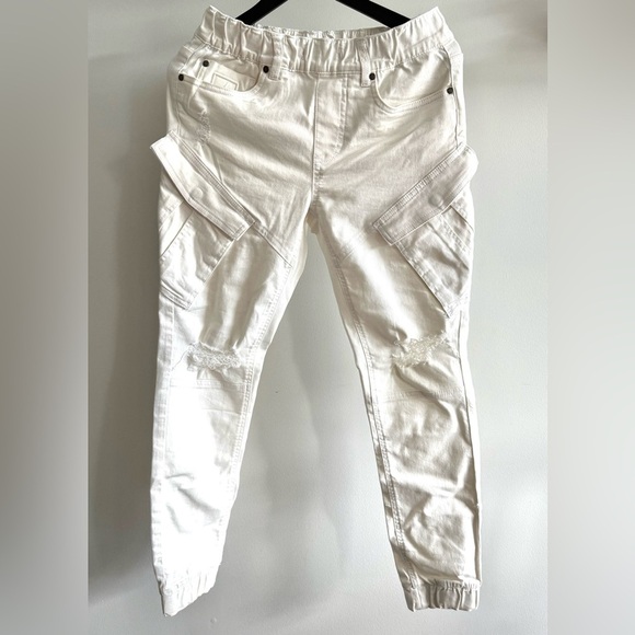 White Cargo Pants with Textured Fabric and Elastic Cuffs - Picture 3 of 9